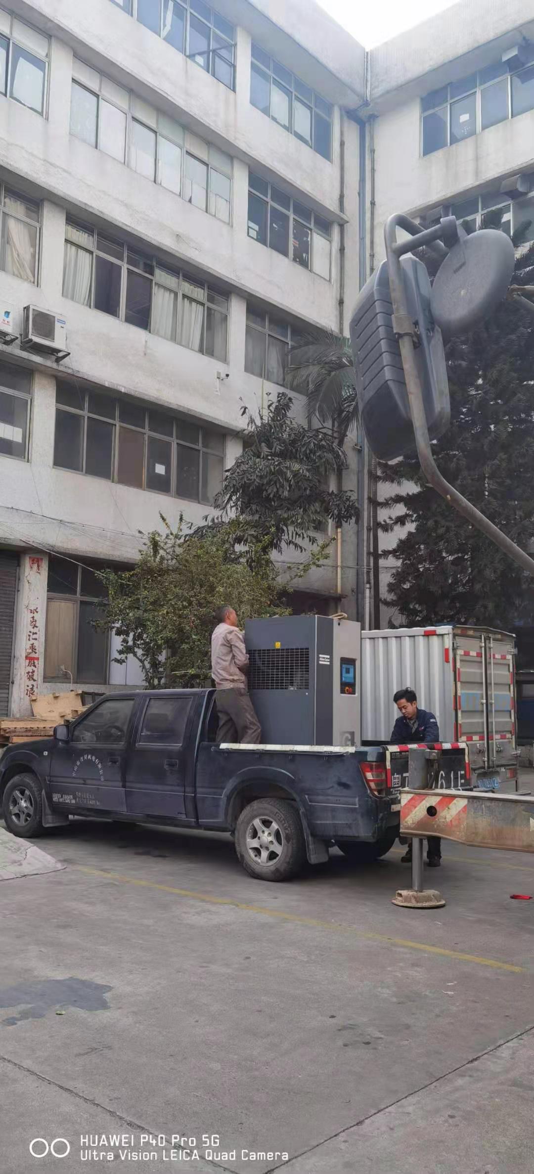 拼搏在线官方网站_拼搏（中国）员工休息日也马不停蹄，淘汰落后机器，对设备进行维修保养